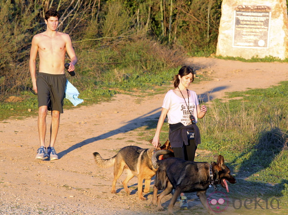 Nikki Reed con su hermano Nathan en Hollywood Hills