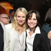 Naomi Watts y Sally Field en la fiesta tras el almuerzo de los nominados a los Oscar 2013