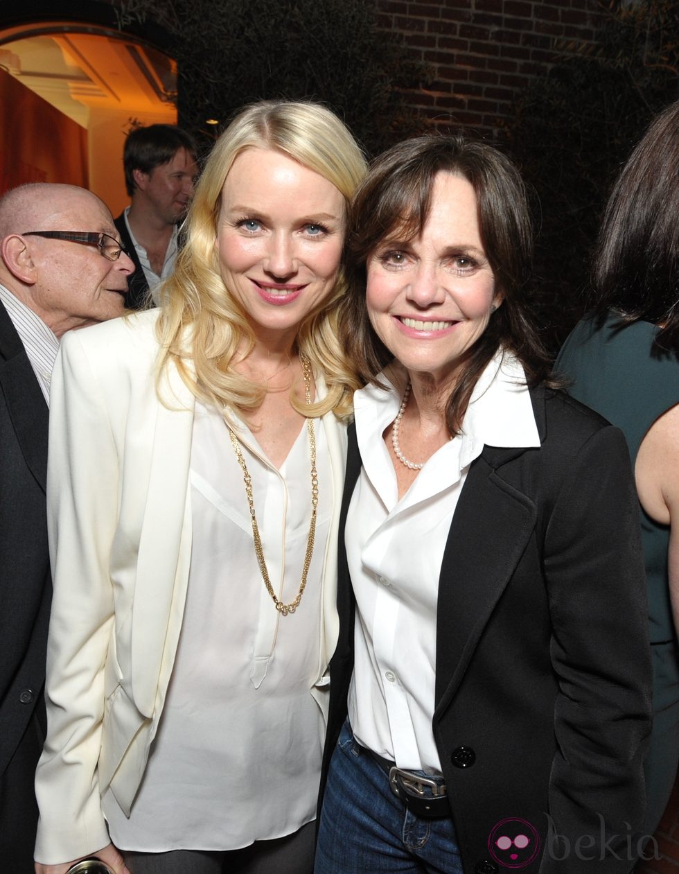 Naomi Watts y Sally Field en la fiesta tras el almuerzo de los nominados a los Oscar 2013