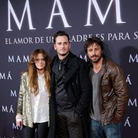 Elisabeth Ojeda, Asier Etxeandía y Hugo Silva en el estreno de 'Mamá'