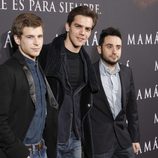 Álvaro Cervantes, Marc Clotet y Juan Antonio Bayona en el estreno de 'Mamá'