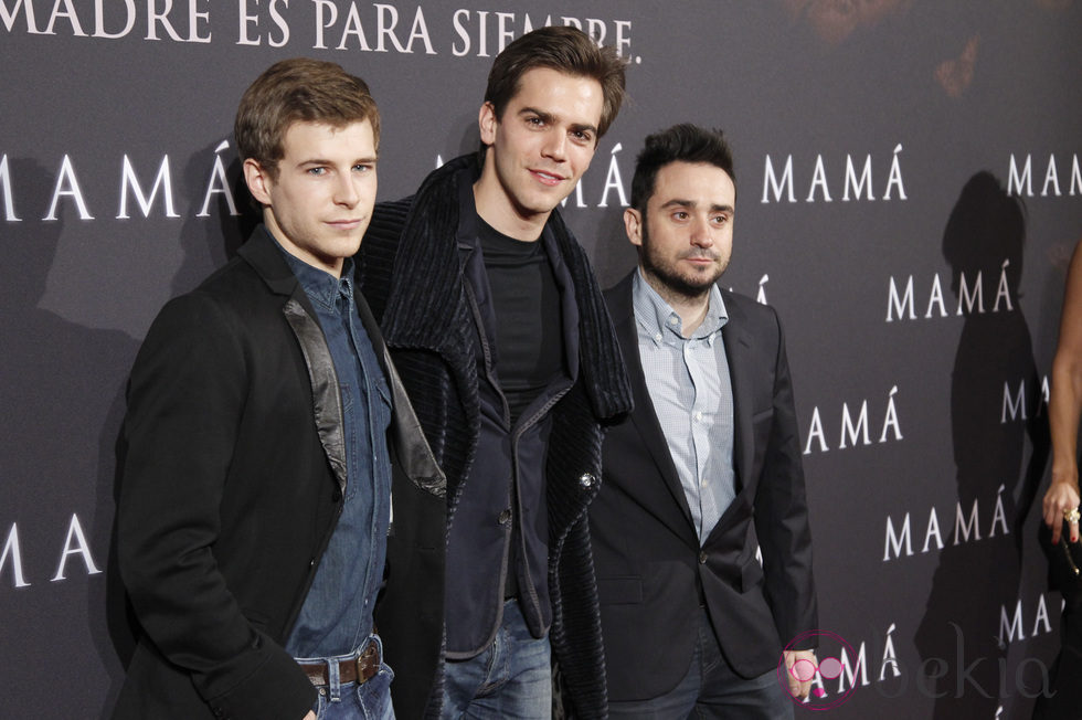 Álvaro Cervantes, Marc Clotet y Juan Antonio Bayona en el estreno de 'Mamá'