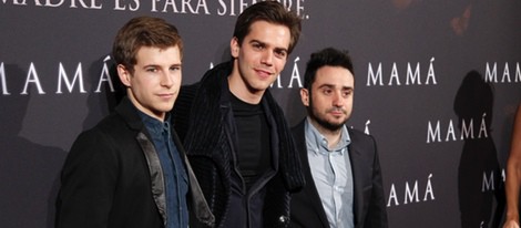 Álvaro Cervantes, Marc Clotet y Juan Antonio Bayona en el estreno de 'Mamá'