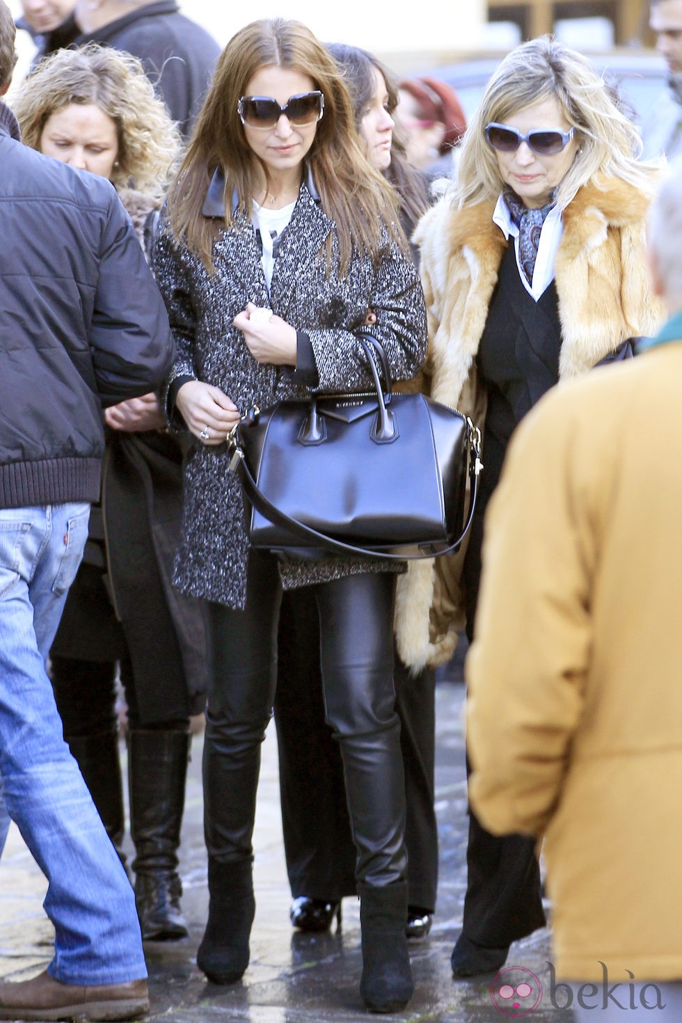 Paula Echevarría con su madre en el funeral de su abuela en Candás