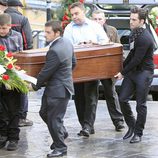 David Bustamante porta el féretro de la abuela de Paula Echevarría en su funeral