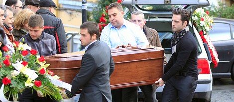 David Bustamante porta el féretro de la abuela de Paula Echevarría en su funeral