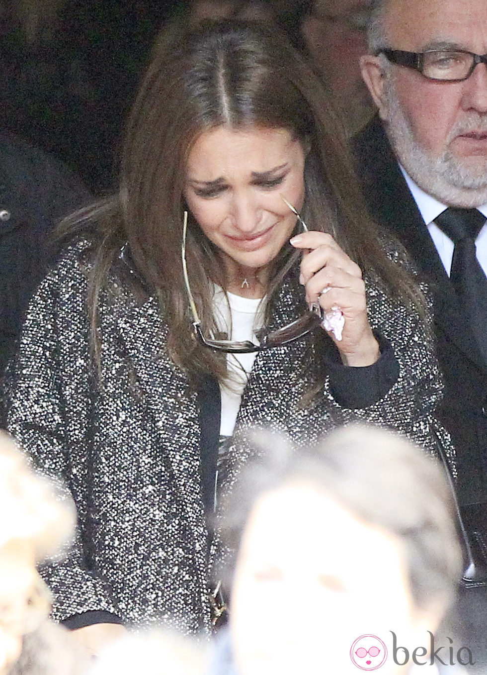 Paula Echevarría llorando en el funeral de su abuela en Candás