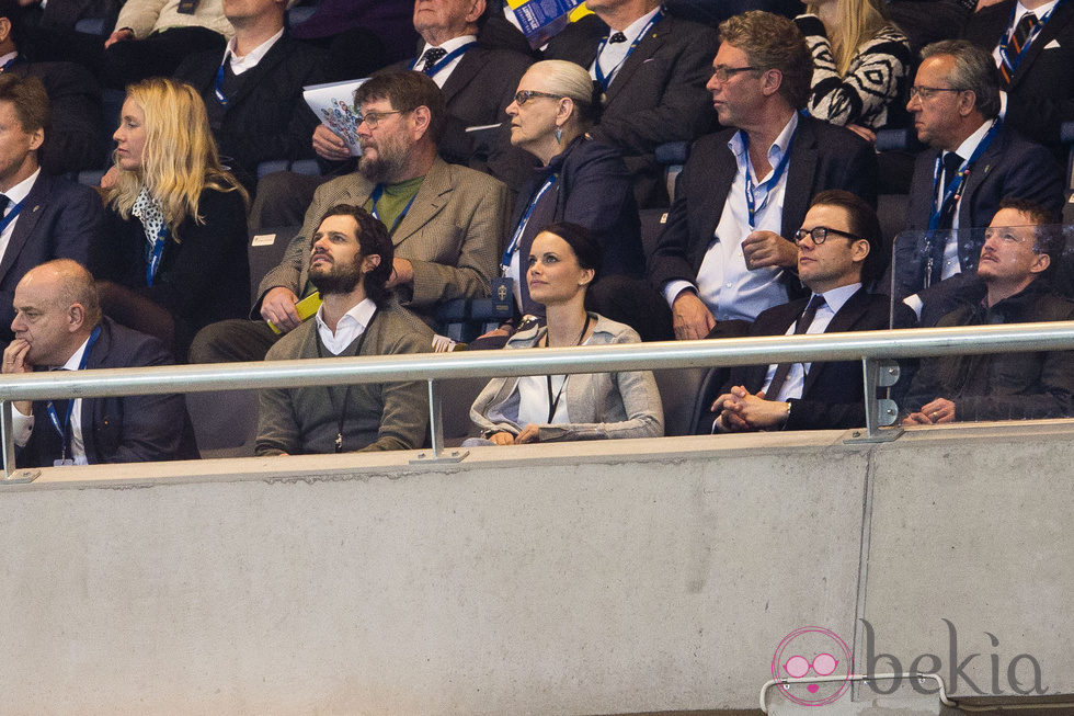 El Príncipe Daniel, Carlos Felipe de Suecia y Sofia Hellqvist en un partido de fútbol