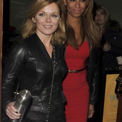 Geri Halliwell y Melanie Brown a la salida del musical 'Viva Forever!'