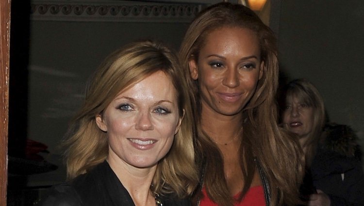 Geri Halliwell y Melanie Brown a la salida del musical 'Viva Forever!'