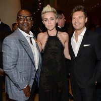 Randy Jackson, Miley Cyrus y Ryan Seacrest en la gala pre-Grammy 2013