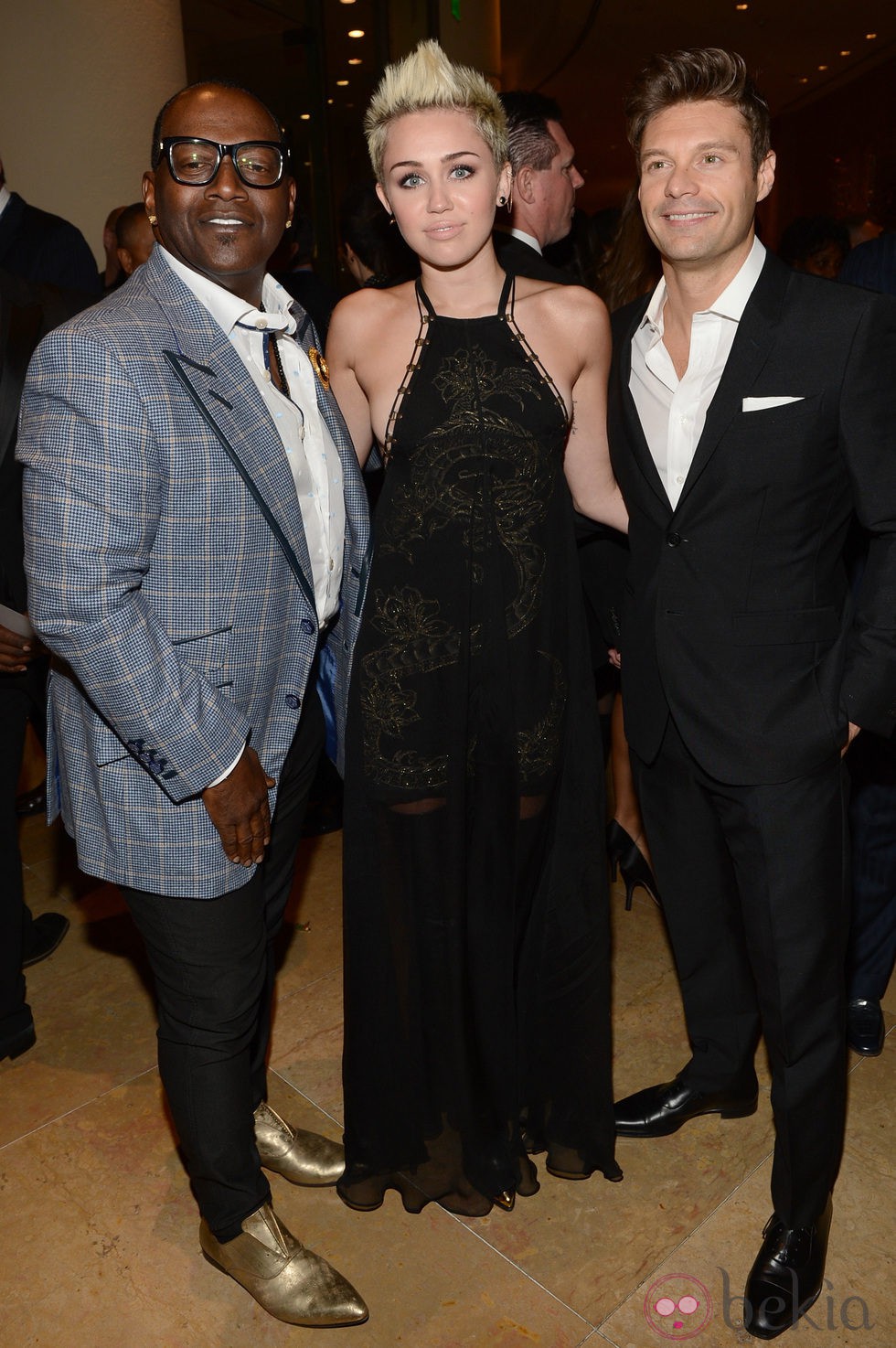 Randy Jackson, Miley Cyrus y Ryan Seacrest en la gala pre-Grammy 2013