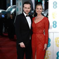 Rafe Spall en la alfombra roja de los BAFTA 2013