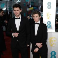 Jeremy Irvine en la alfombra roja de los BAFTA 2013