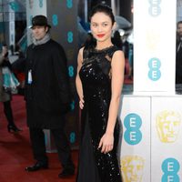 Olga Kurylenko en la alfombra roja de los BAFTA 2013