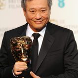 Ang Lee con el BAFTA 2013 de 'La vida de Pi'