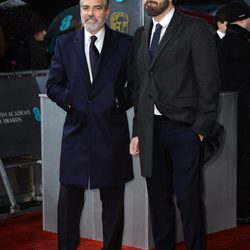 George Clooney y Ben Affleck en la alfombra roja de los BAFTA 2013