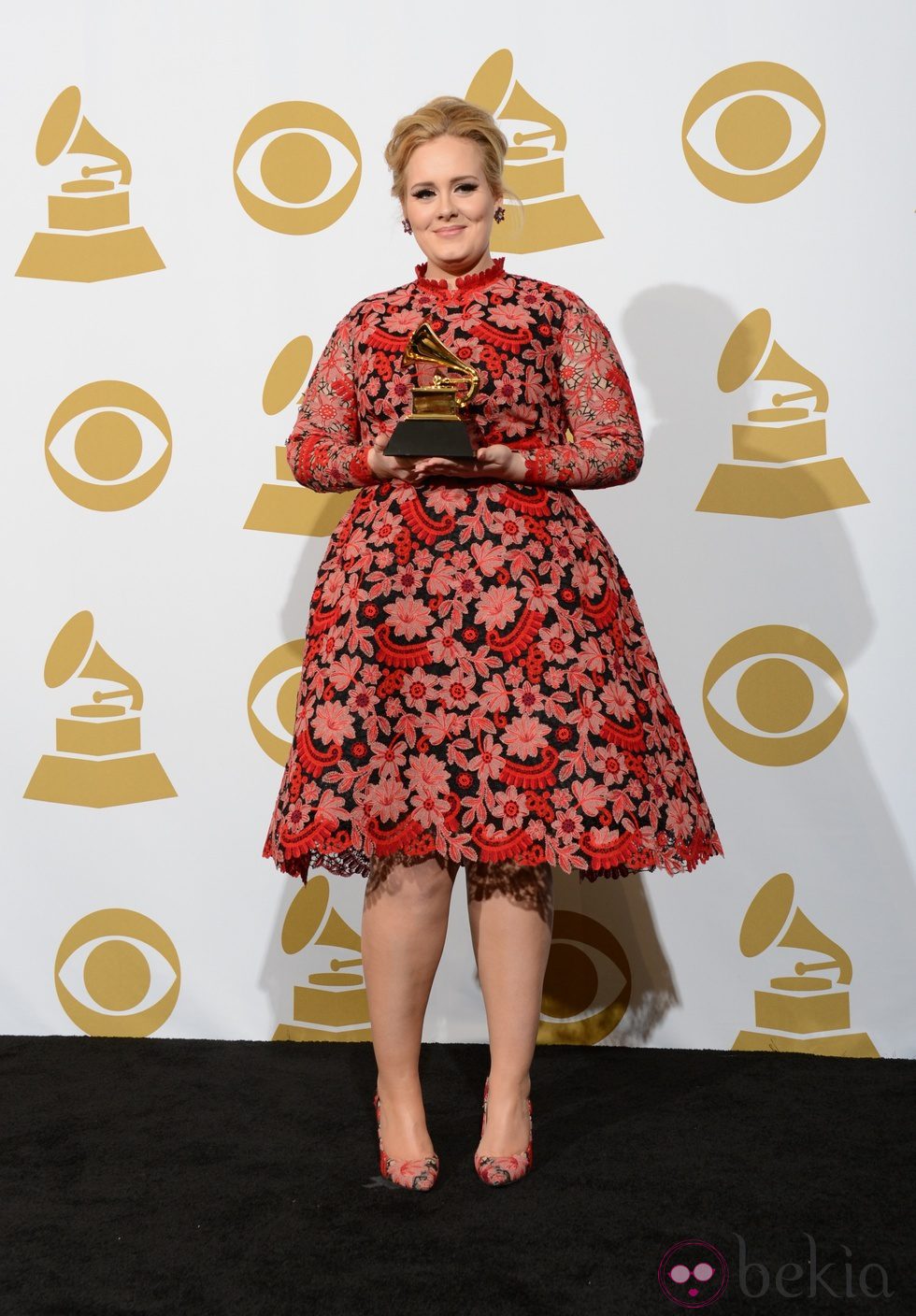 Adele posando con su Grammy 2013