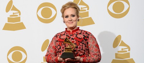 Adele posando con su Grammy 2013