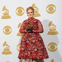 Adele posando con su Grammy 2013