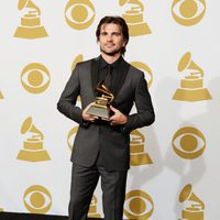 Juanes posando con su Grammy 2013