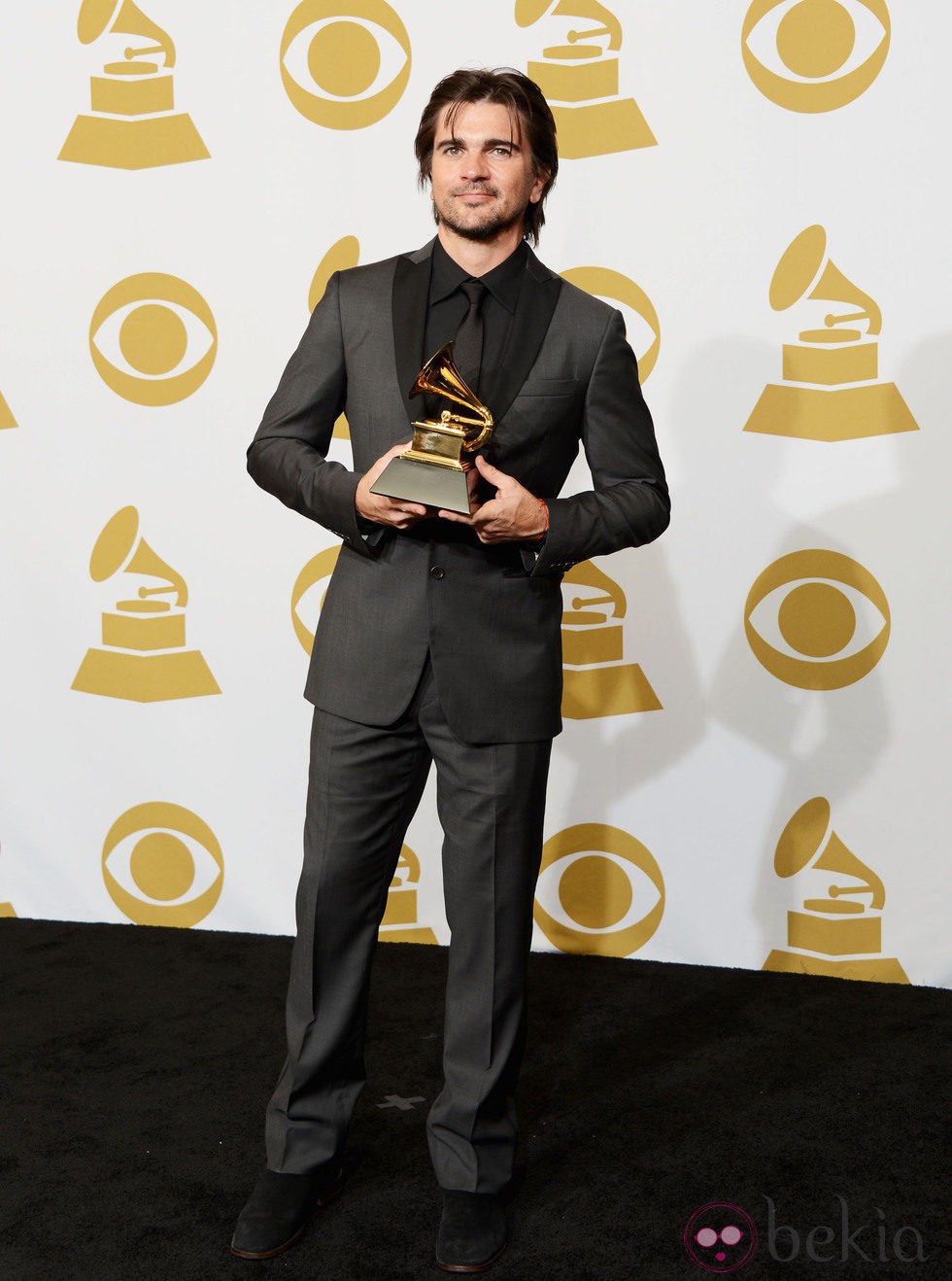 Juanes posando con su Grammy 2013