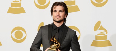 Juanes posando con su Grammy 2013