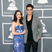 Kat Dennings y Nick Zano en los Grammy 2013