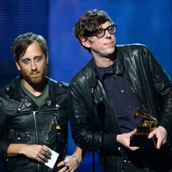 Patrick Carney y Dan Auerbach, de The Black Keys, recogiendo el Grammy 2013