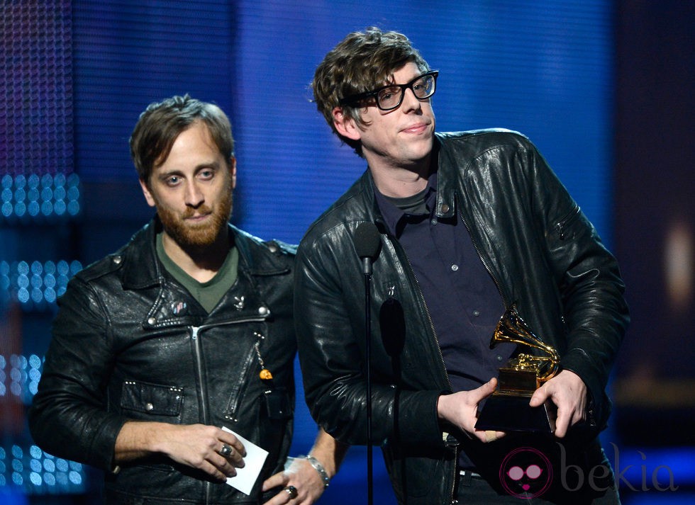 Patrick Carney y Dan Auerbach, de The Black Keys, recogiendo el Grammy 2013