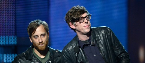 Patrick Carney y Dan Auerbach, de The Black Keys, recogiendo el Grammy 2013