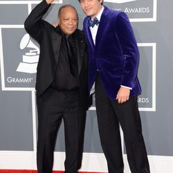 Quincy Jones y John Mayer en la alfombra roja de los Grammy 2013