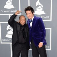 Quincy Jones y John Mayer en la alfombra roja de los Grammy 2013