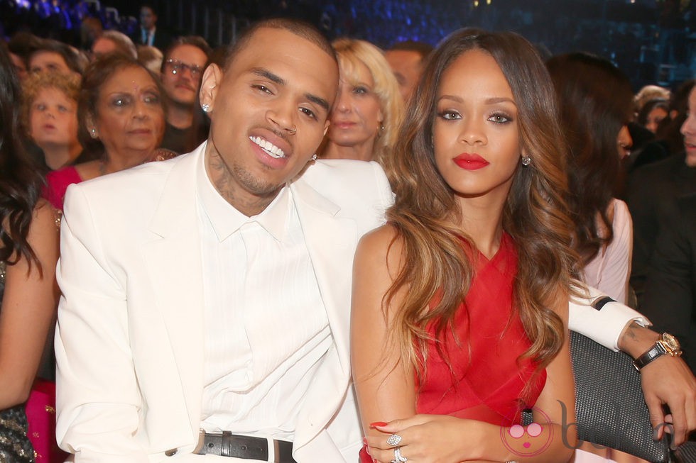 Rihanna y Chris Brown en la entrega de los Grammy 2013