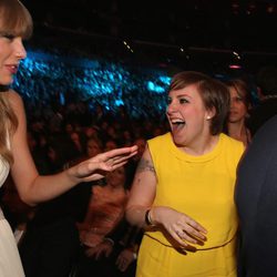 Taylor Swift y Lena Dunham en el backstage de los Grammy 2013