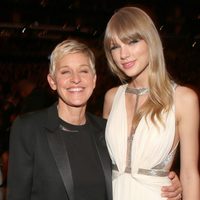 Taylor Swift y Ellen DeGeneres en los Grammy 2013