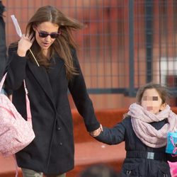 Paula Echevarría con su hija Daniella a la salida del colegio