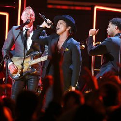 Sting y Bruno Mars, cantando juntos en los Grammy 2013