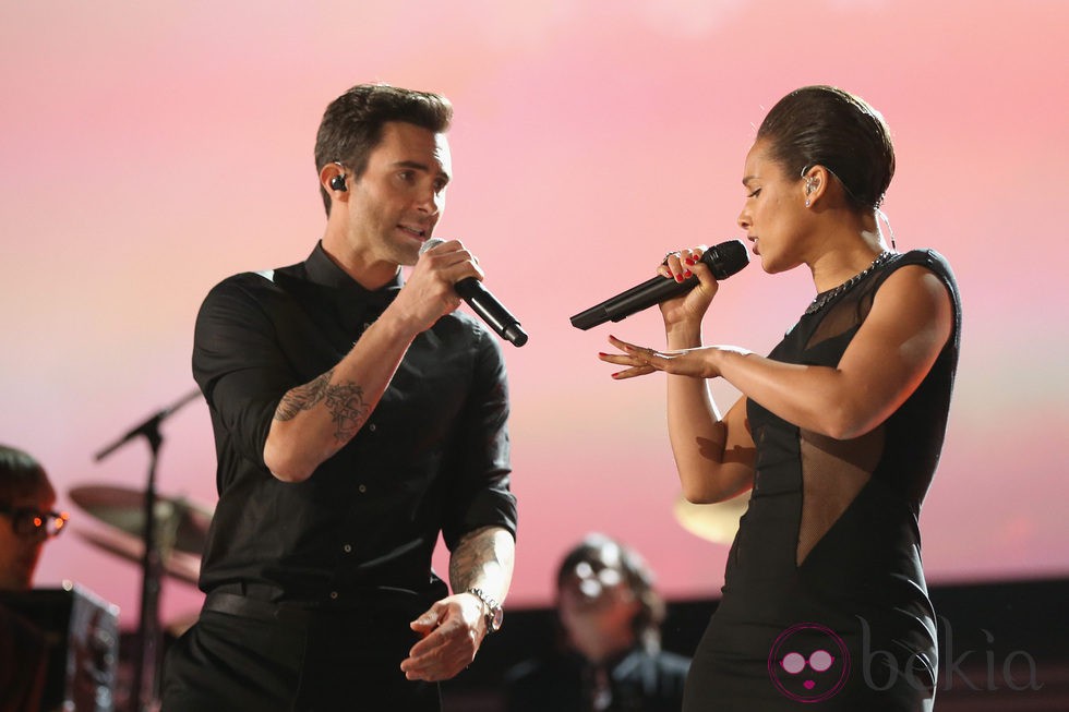 Adam Levine y Alicia Keys durante su actuación en los Grammy 2013