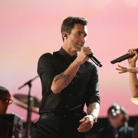 Adam Levine y Alicia Keys durante su actuación en los Grammy 2013