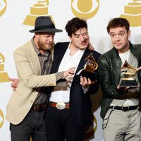 Mumford & Sons posan con sus Premios Grammy 2013