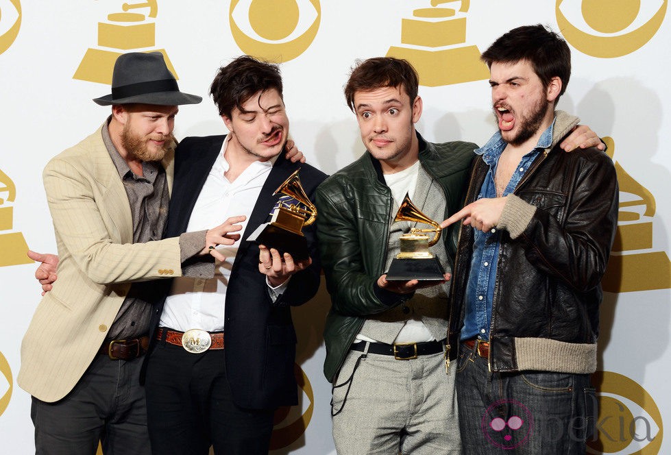 Mumford & Sons posan con sus Premios Grammy 2013