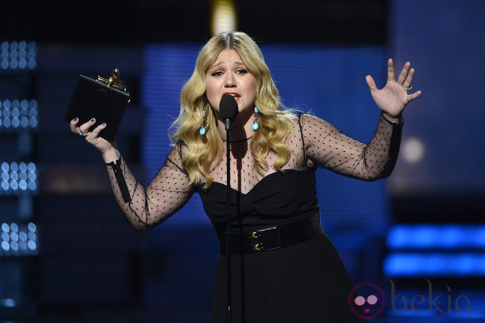 Kelly Clarkson recogiendo su Grammy 2013