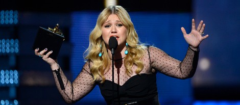 Kelly Clarkson recogiendo su Grammy 2013