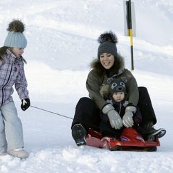 Mary de Dinamarca se tira en trineo con las Princesas Isabel y Josefina en Suiza