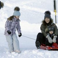 Mary de Dinamarca se tira en trineo con las Princesas Isabel y Josefina en Suiza