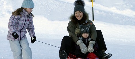 Mary de Dinamarca se tira en trineo con las Princesas Isabel y Josefina en Suiza