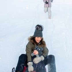 Mary de Dinamarca en la nieve de Suiza con las Princesas Isabel y Josefina