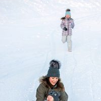 Mary de Dinamarca en la nieve de Suiza con las Princesas Isabel y Josefina