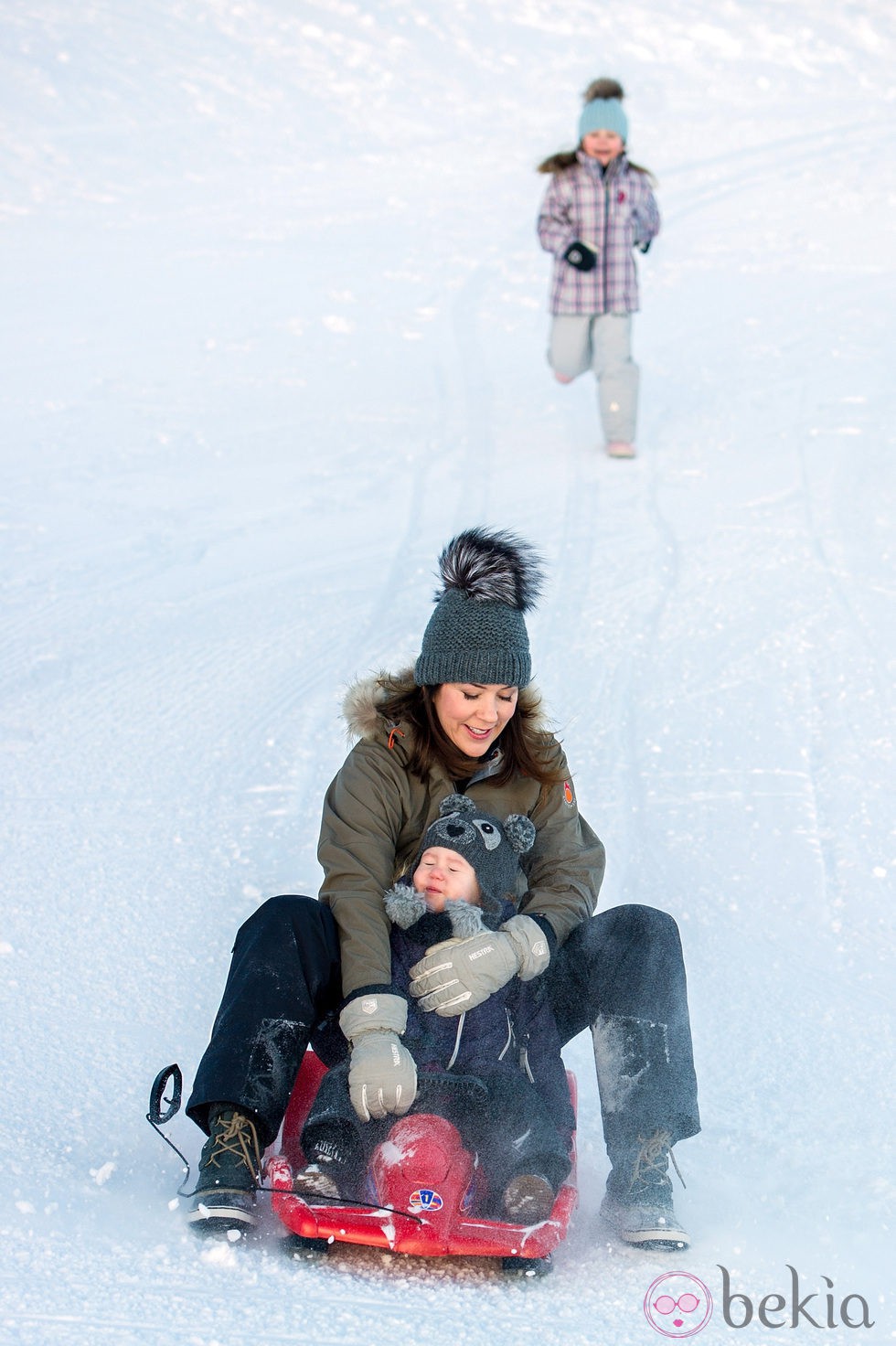 Mary de Dinamarca en la nieve de Suiza con las Princesas Isabel y Josefina